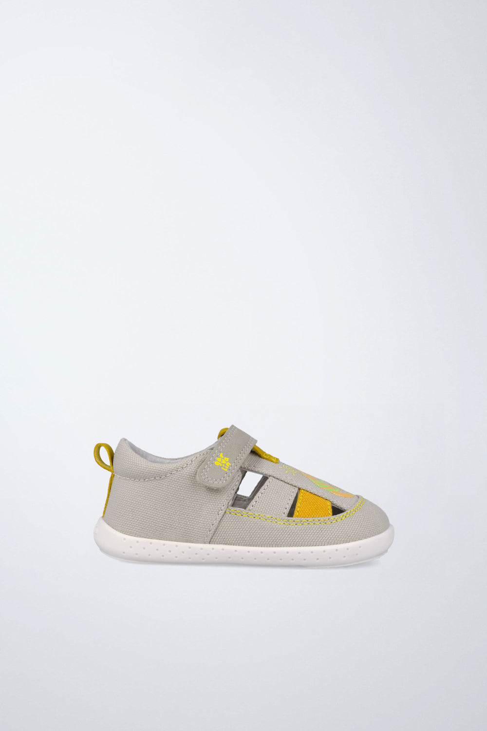 Sandalia infantil Garvalín barefoot en beige con cierre de contacto y suela flexible.