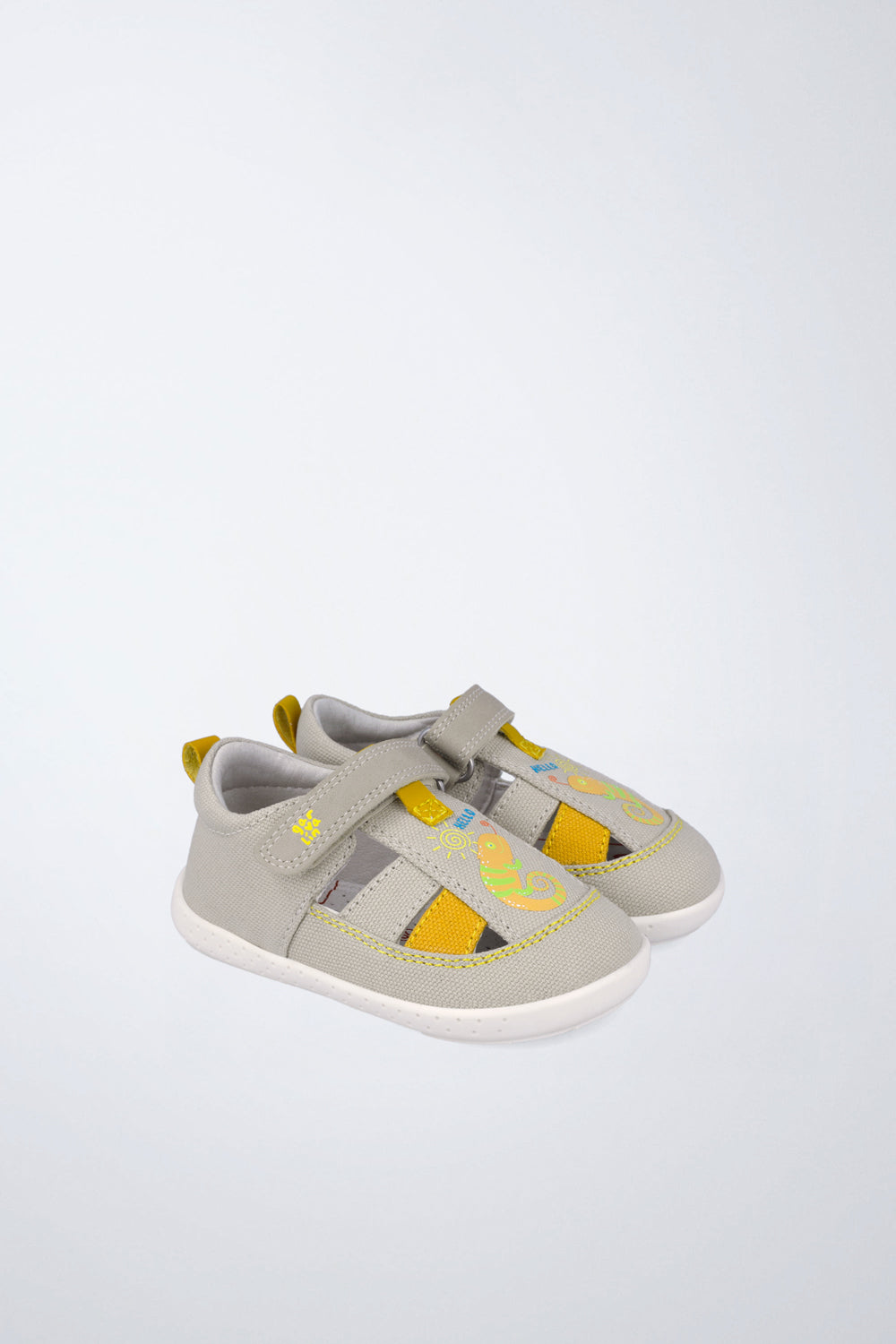Sandalia infantil Garvalín barefoot en beige con cierre de contacto y suela flexible.