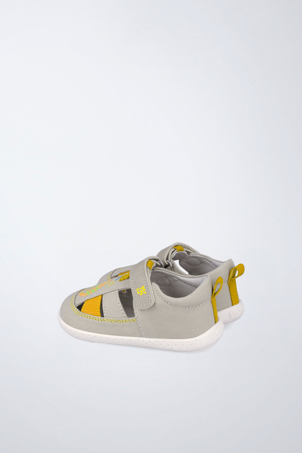 Sandalia infantil Garvalín barefoot en beige con cierre de contacto y suela flexible.
