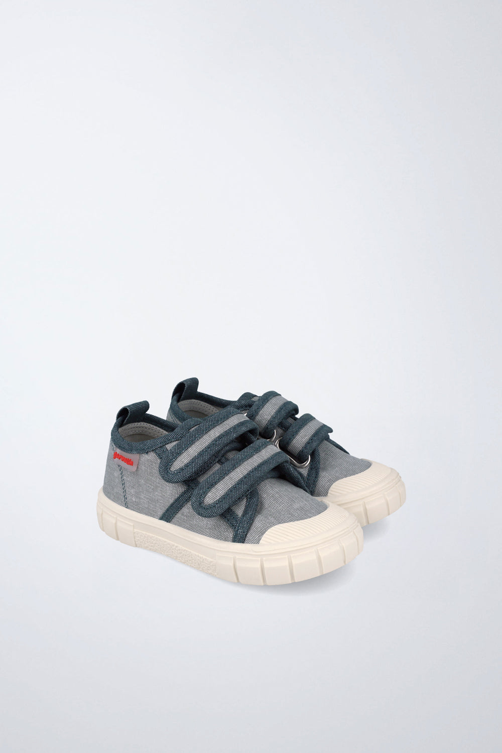 Zapato Garvalín barefoot en azul con cierre de contacto y diseño ergonómico.