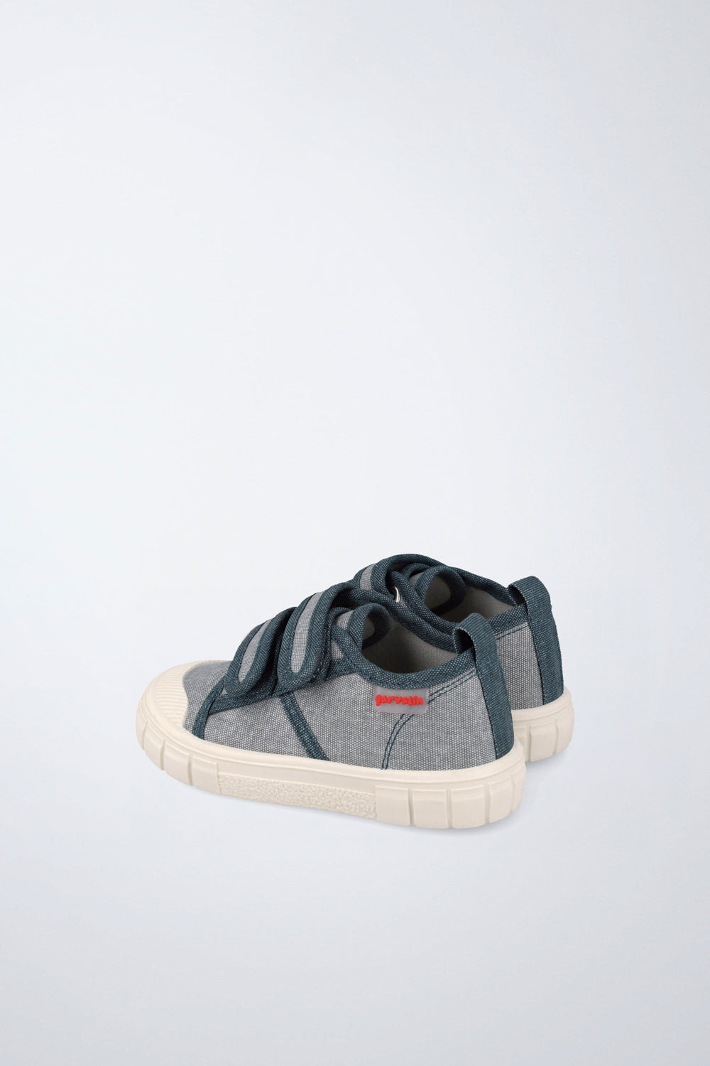Zapato Garvalín barefoot en azul con cierre de contacto y diseño ergonómico.