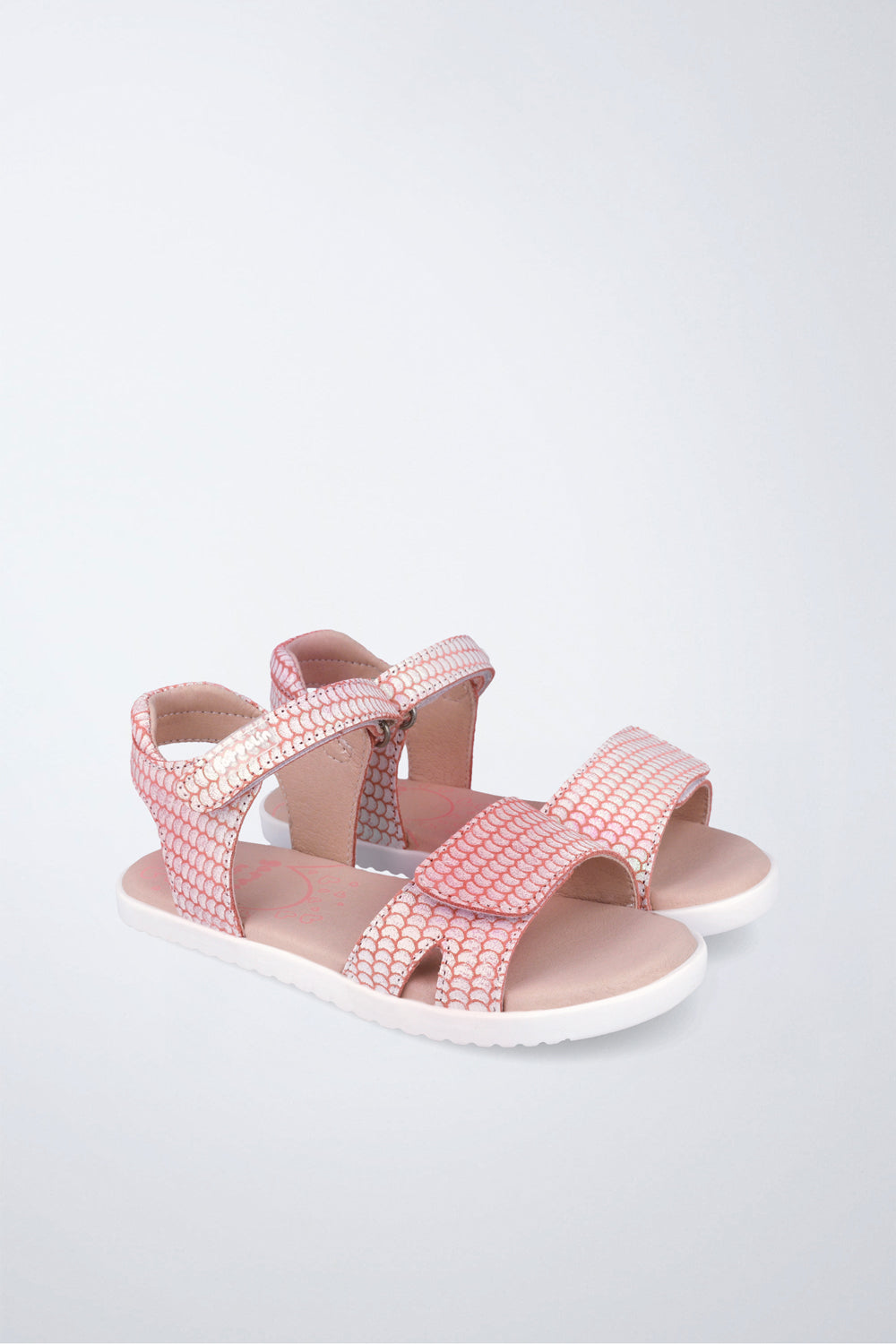 Sandalia infantil Garvalín barefoot en coral con cierre de contacto y desarrollo natural del pie.