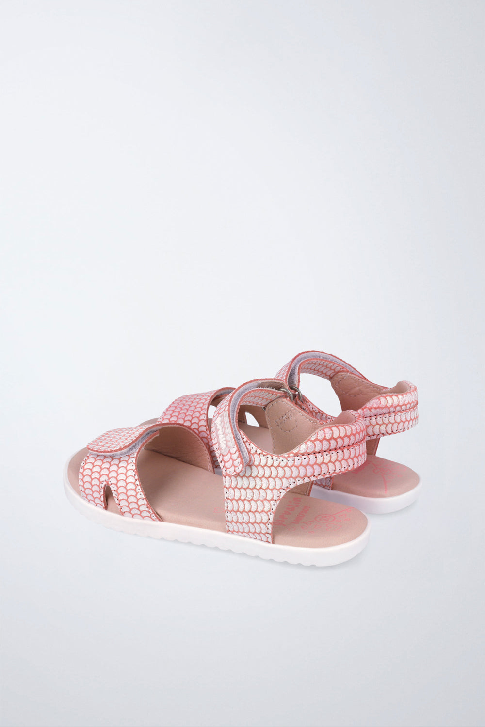 Sandalia infantil Garvalín barefoot en coral con cierre de contacto y desarrollo natural del pie.