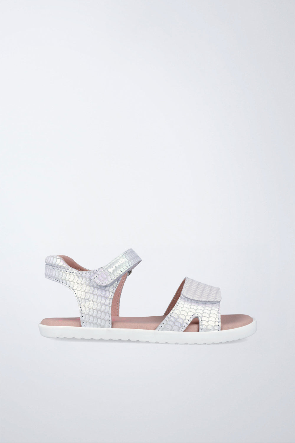 Sandalia cerrada infantil Garvalín barefoot en blanco con cierre de contacto y desarrollo natural del pie.