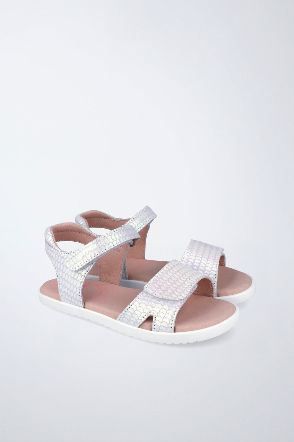 Sandalia cerrada infantil Garvalín barefoot en blanco con cierre de contacto y desarrollo natural del pie.