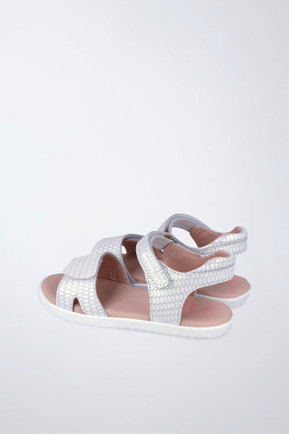 Sandalia cerrada infantil Garvalín barefoot en blanco con cierre de contacto y desarrollo natural del pie.