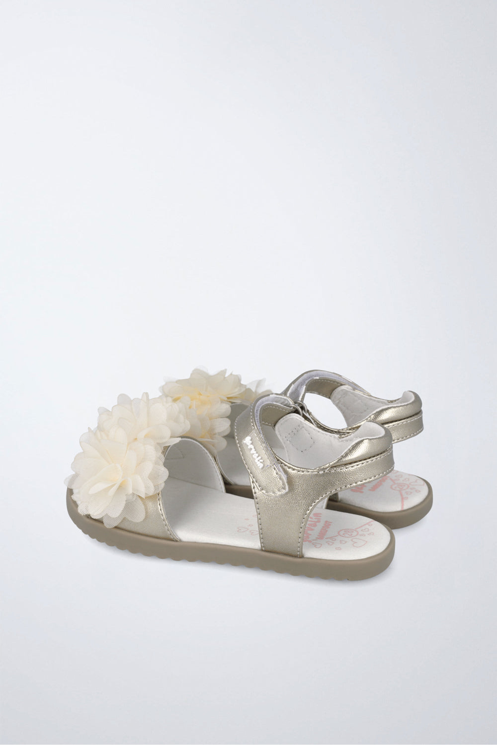 Sandalia infantil Garvalín barefoot en dorado con cierre de contacto y diseño ergonómico.