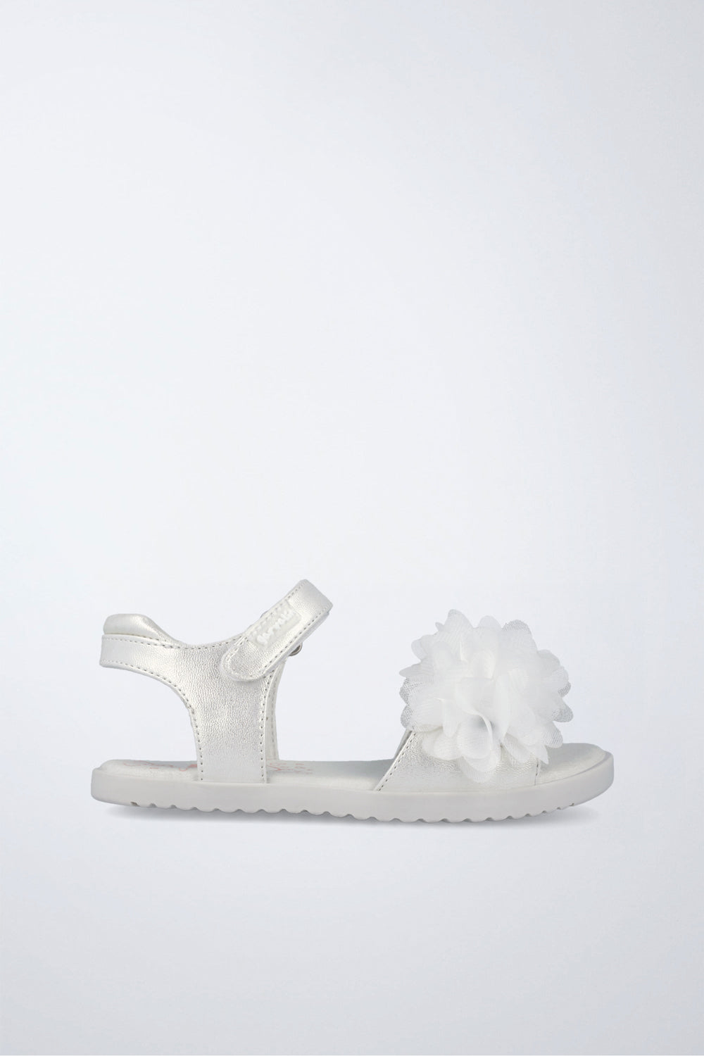 Sandalia Garvalín barefoot en blanco con cierre de contacto y flexibilidad para el movimiento natural del pie.