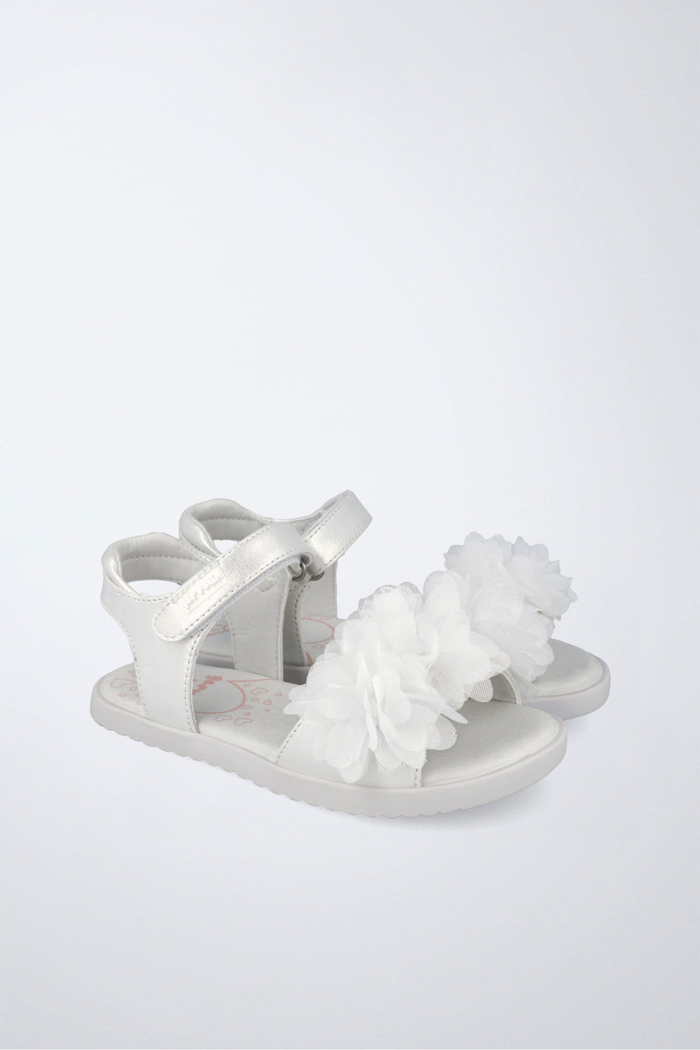 Sandalia Garvalín barefoot en blanco con cierre de contacto y flexibilidad para el movimiento natural del pie.