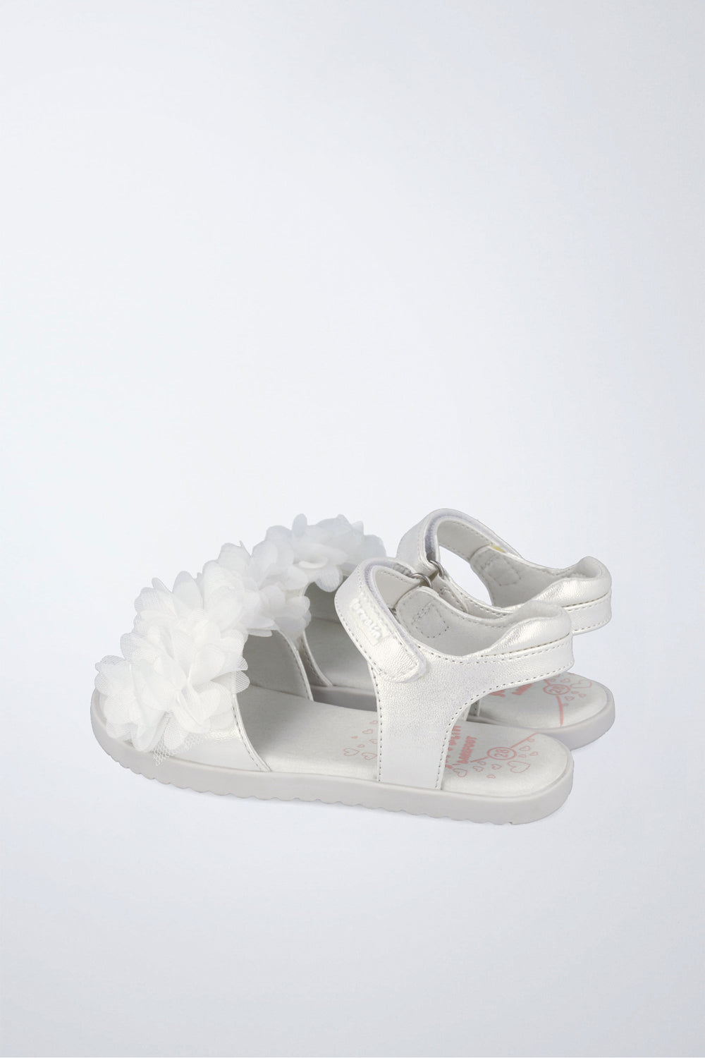 Sandalia Garvalín barefoot en blanco con cierre de contacto y flexibilidad para el movimiento natural del pie.