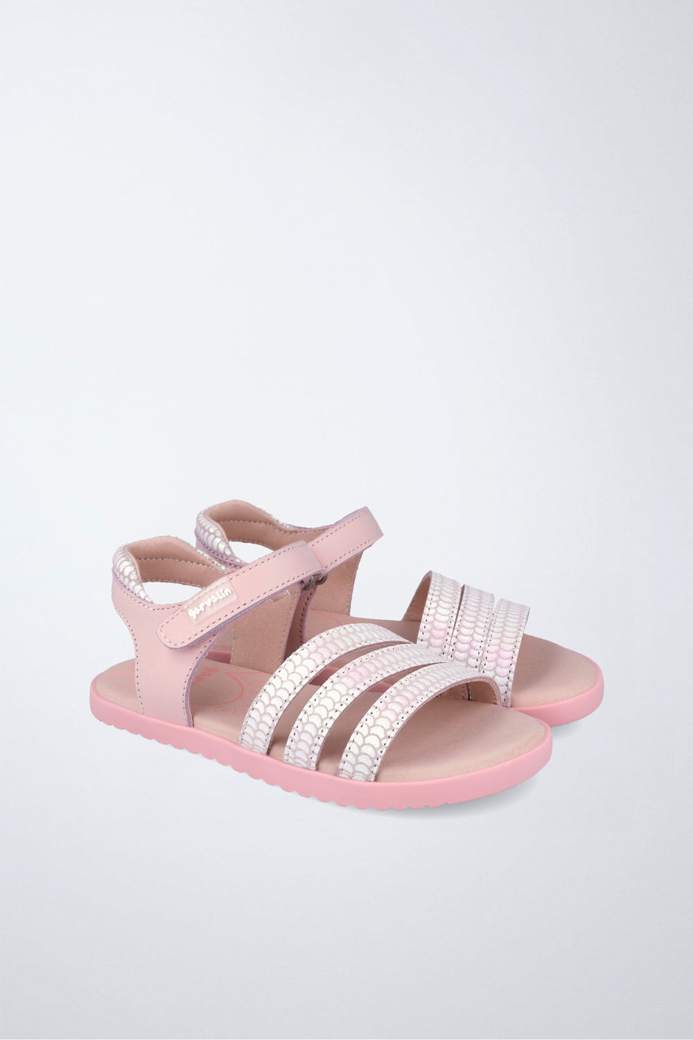 Sandalia cerrada infantil Garvalín barefoot en rosa con cierre de contacto y flexibilidad para el movimiento natural del pie.