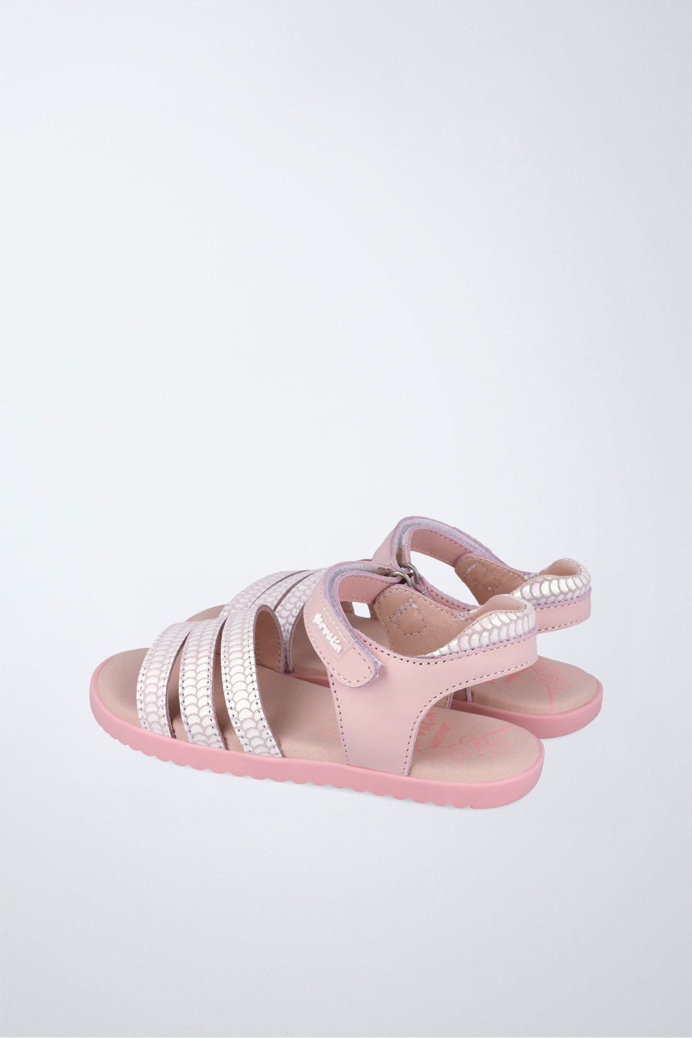 Sandalia cerrada infantil Garvalín barefoot en rosa con cierre de contacto y flexibilidad para el movimiento natural del pie.