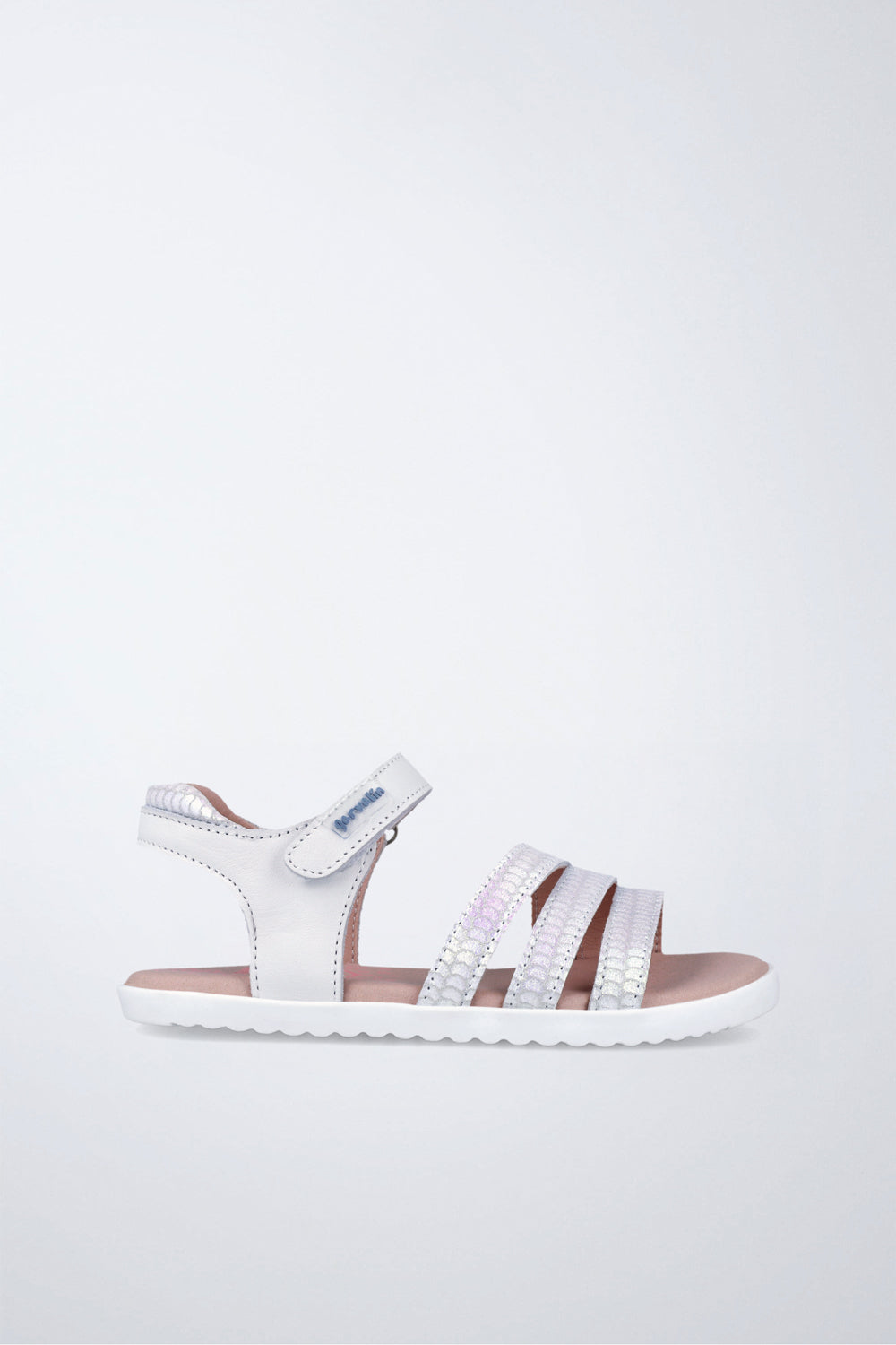 Sandalia infantil Garvalín barefoot en blanco con cierre de contacto y flexibilidad para el movimiento natural del pie.