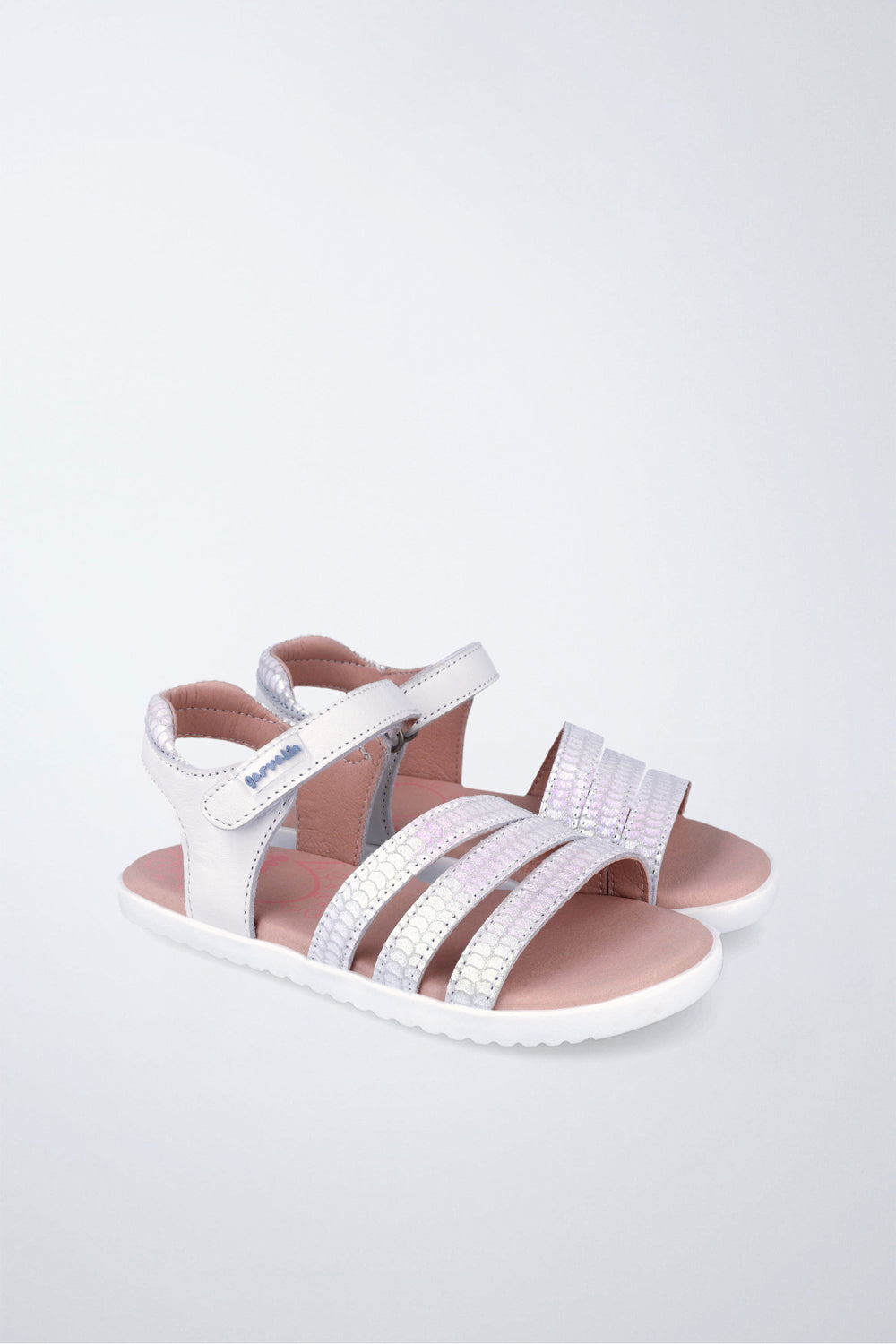 Sandalia infantil Garvalín barefoot en blanco con cierre de contacto y flexibilidad para el movimiento natural del pie.