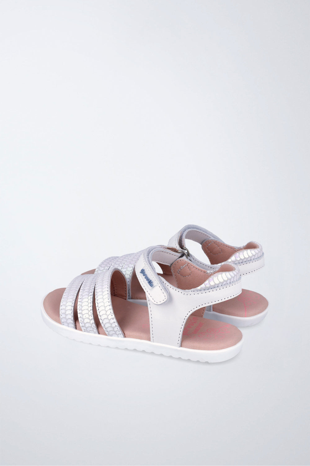 Sandalia infantil Garvalín barefoot en blanco con cierre de contacto y flexibilidad para el movimiento natural del pie.