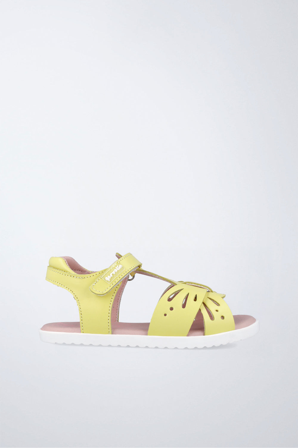 Sandalia Garvalín barefoot en amarillo con cierre de contacto y flexibilidad para el movimiento natural del pie.
