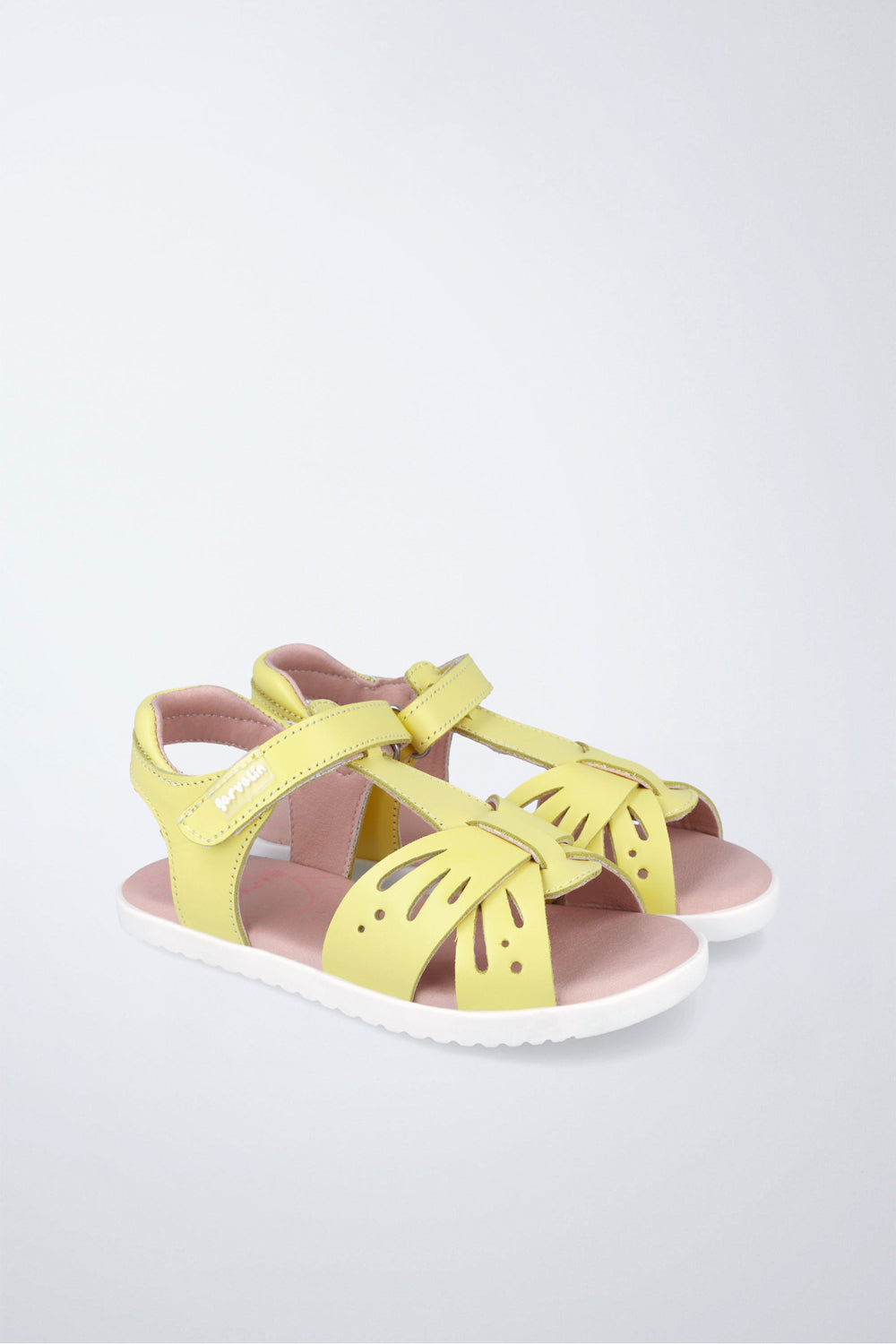 Sandalia Garvalín barefoot en amarillo con cierre de contacto y flexibilidad para el movimiento natural del pie.