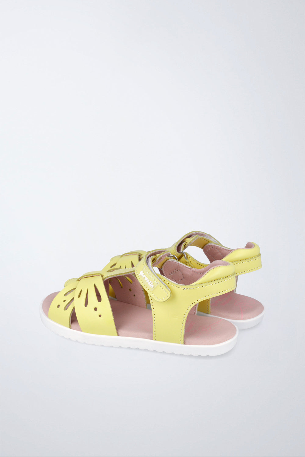 Sandalia Garvalín barefoot en amarillo con cierre de contacto y flexibilidad para el movimiento natural del pie.