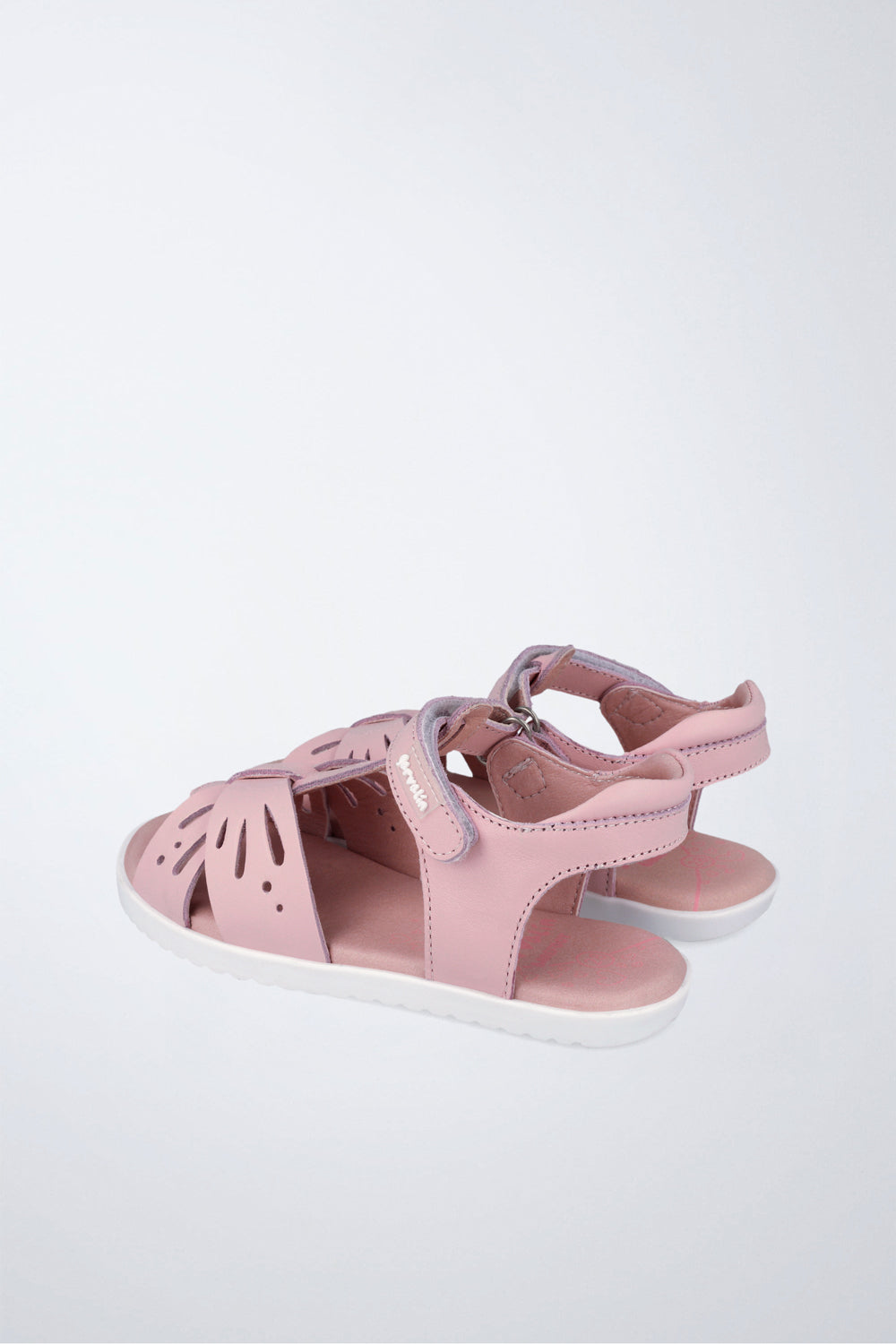 Sandalias Garvalín barefoot en rosa con cierre de contacto y flexibilidad para el movimiento natural del pie.