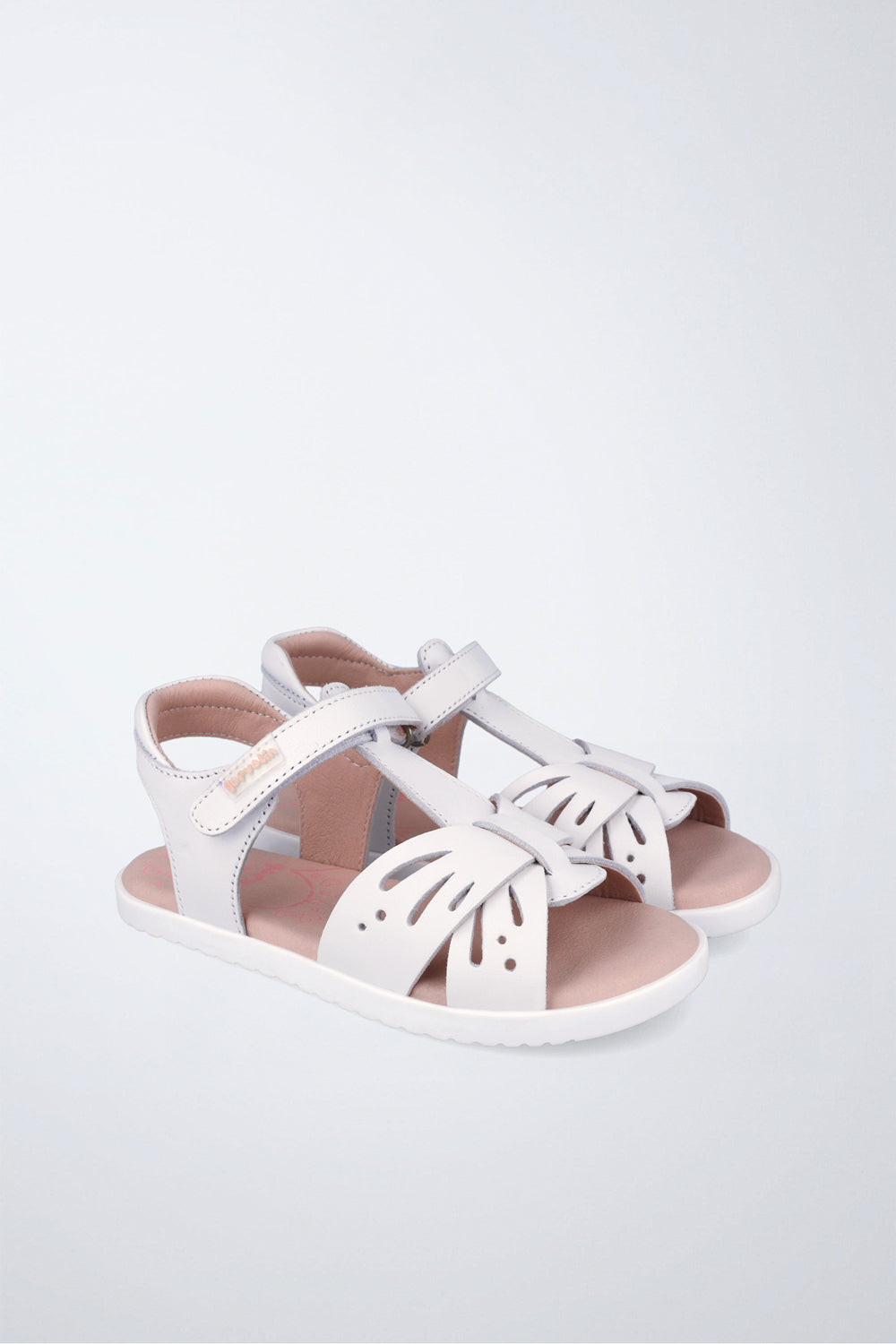 Sandalias Garvalín barefoot en blanco con cierre de contacto y flexibilidad para el movimiento natural del pie.