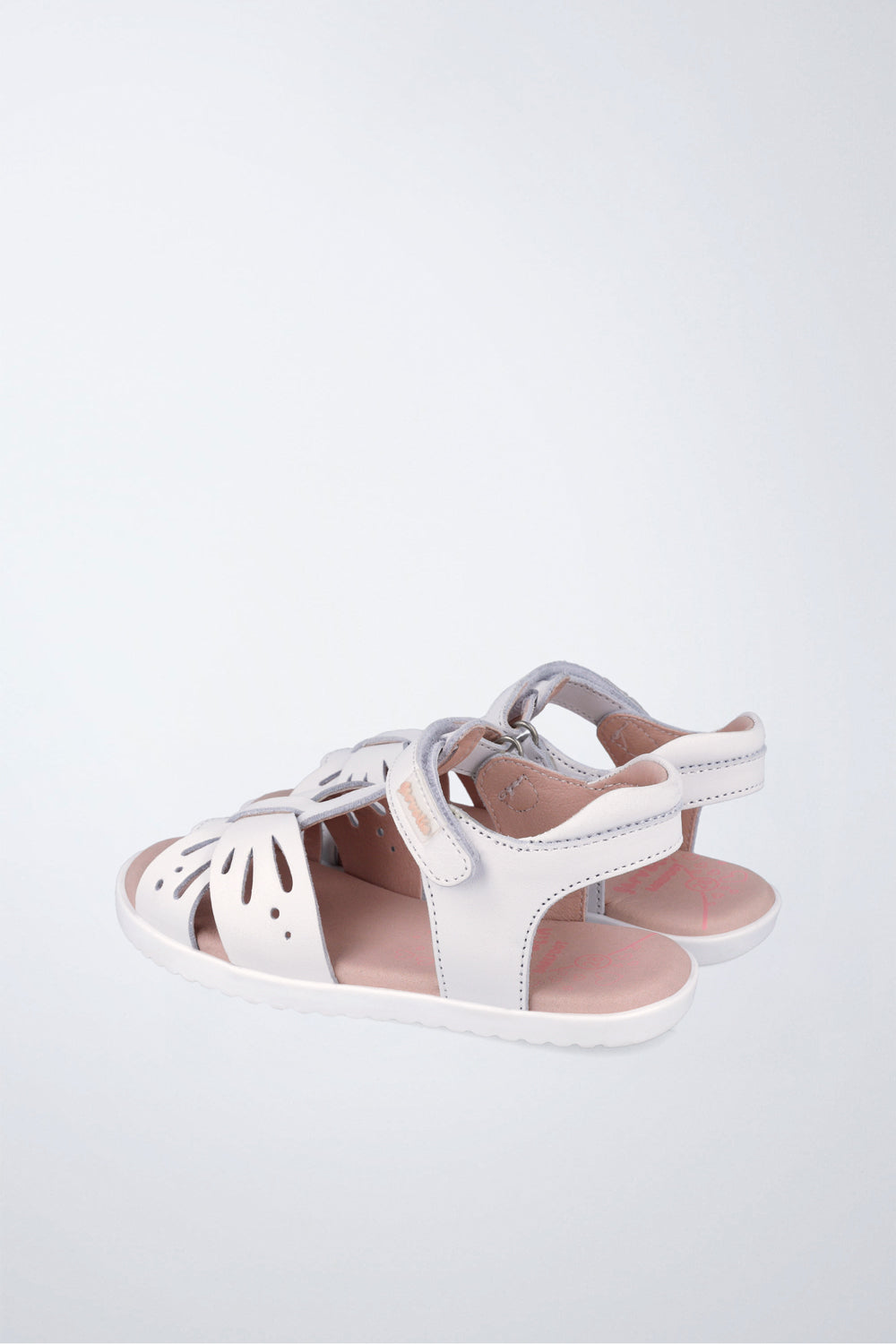 Sandalias Garvalín barefoot en blanco con cierre de contacto y flexibilidad para el movimiento natural del pie.