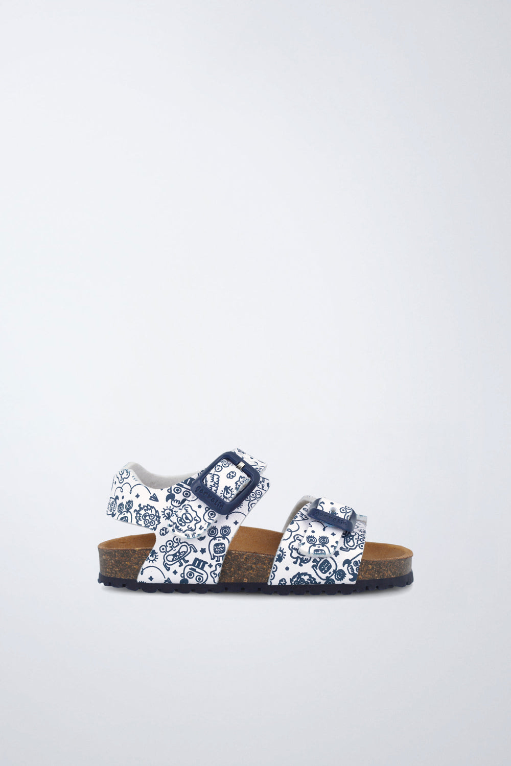 Zapato Garvalín respetuoso en blanco con cierre de hebilla y diseño ergonómico.