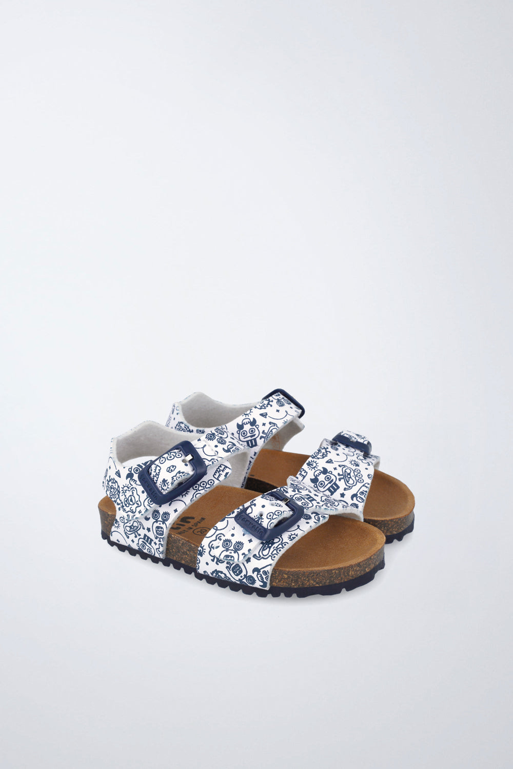 Zapato Garvalín respetuoso en blanco con cierre de hebilla y diseño ergonómico.