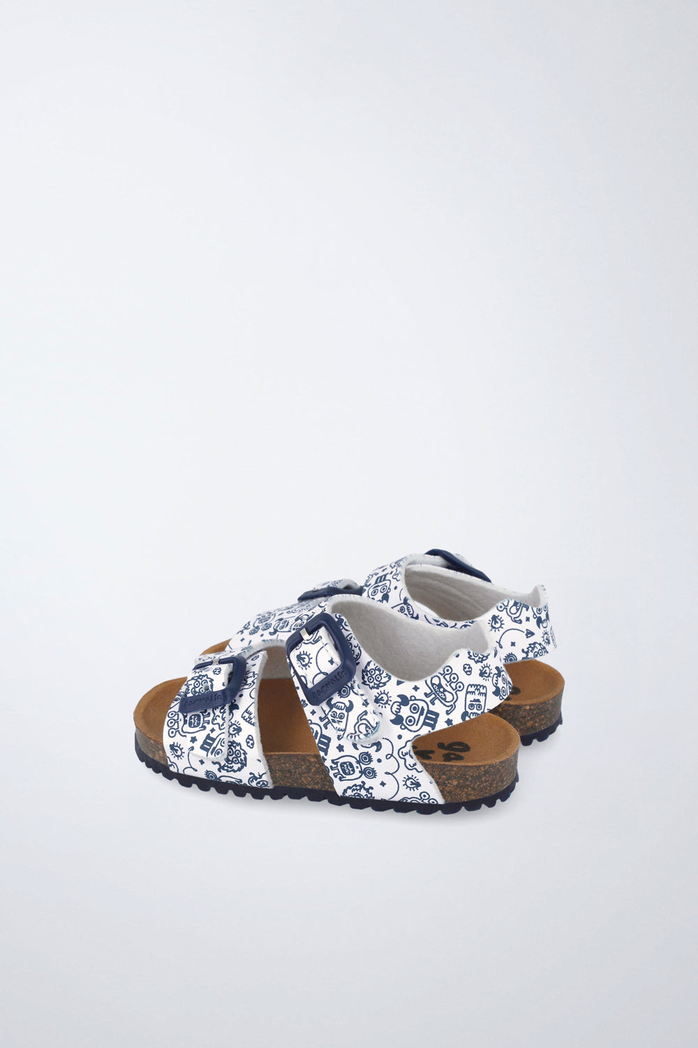 Zapato Garvalín respetuoso en blanco con cierre de hebilla y diseño ergonómico.