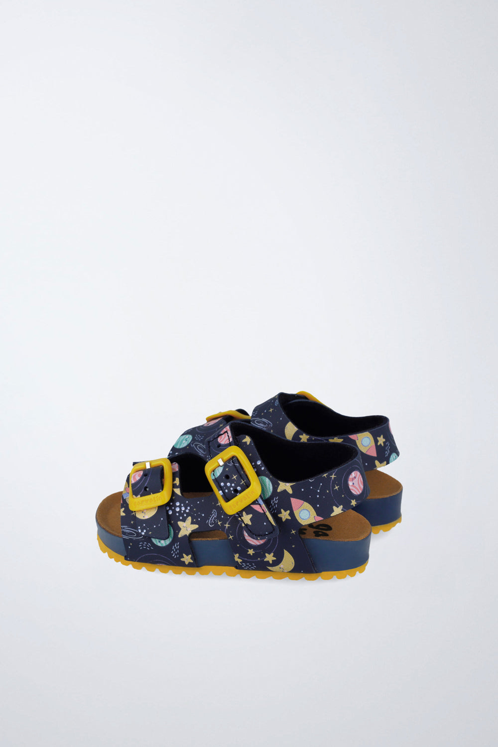 Zapato Garvalín respetuoso en azul marino con cierre de hebilla y estabilidad y flexibilidad.