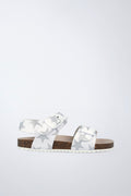 Zapato Garvalín respetuoso en blanco y gris con cierre de hebilla y suela flexible.