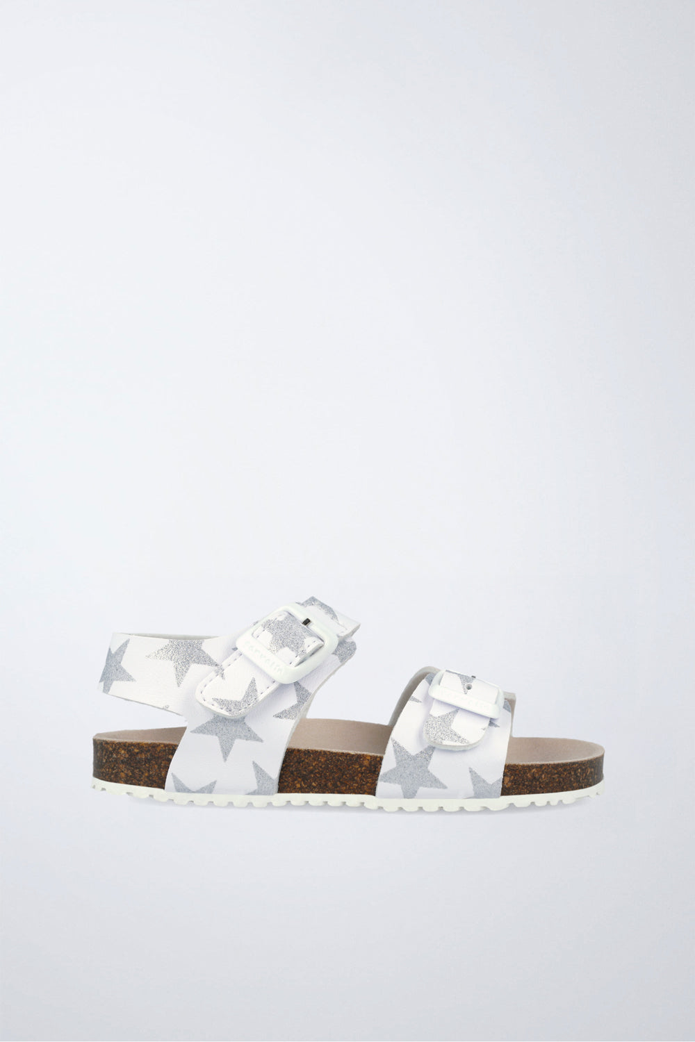 Zapato Garvalín respetuoso en blanco y gris con cierre de hebilla y suela flexible.