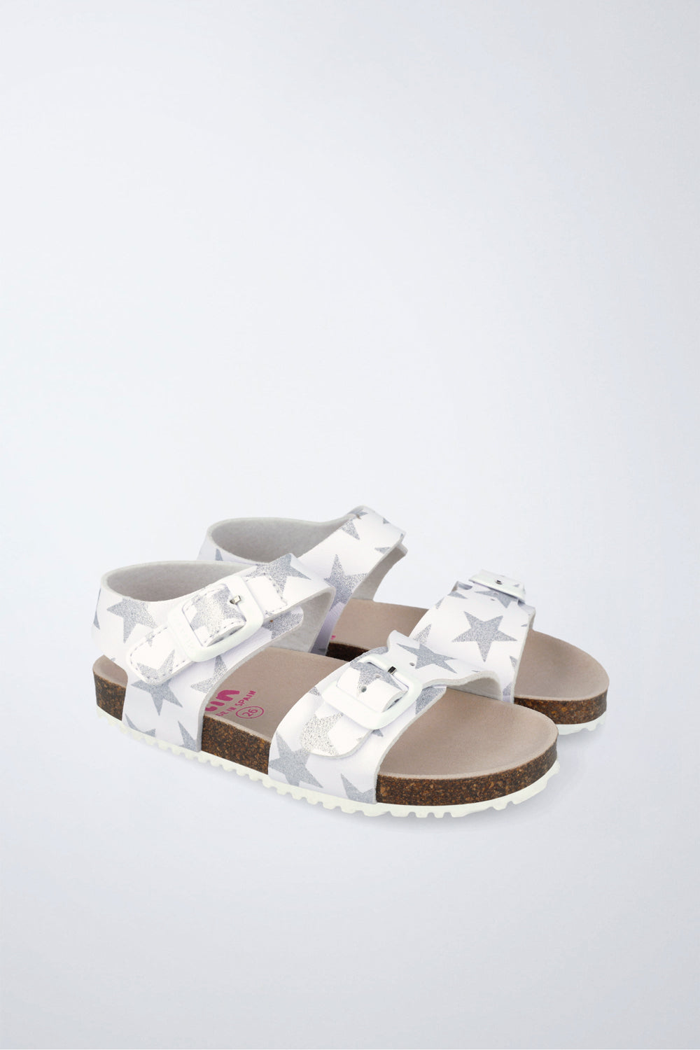Zapato Garvalín respetuoso en blanco y gris con cierre de hebilla y suela flexible.