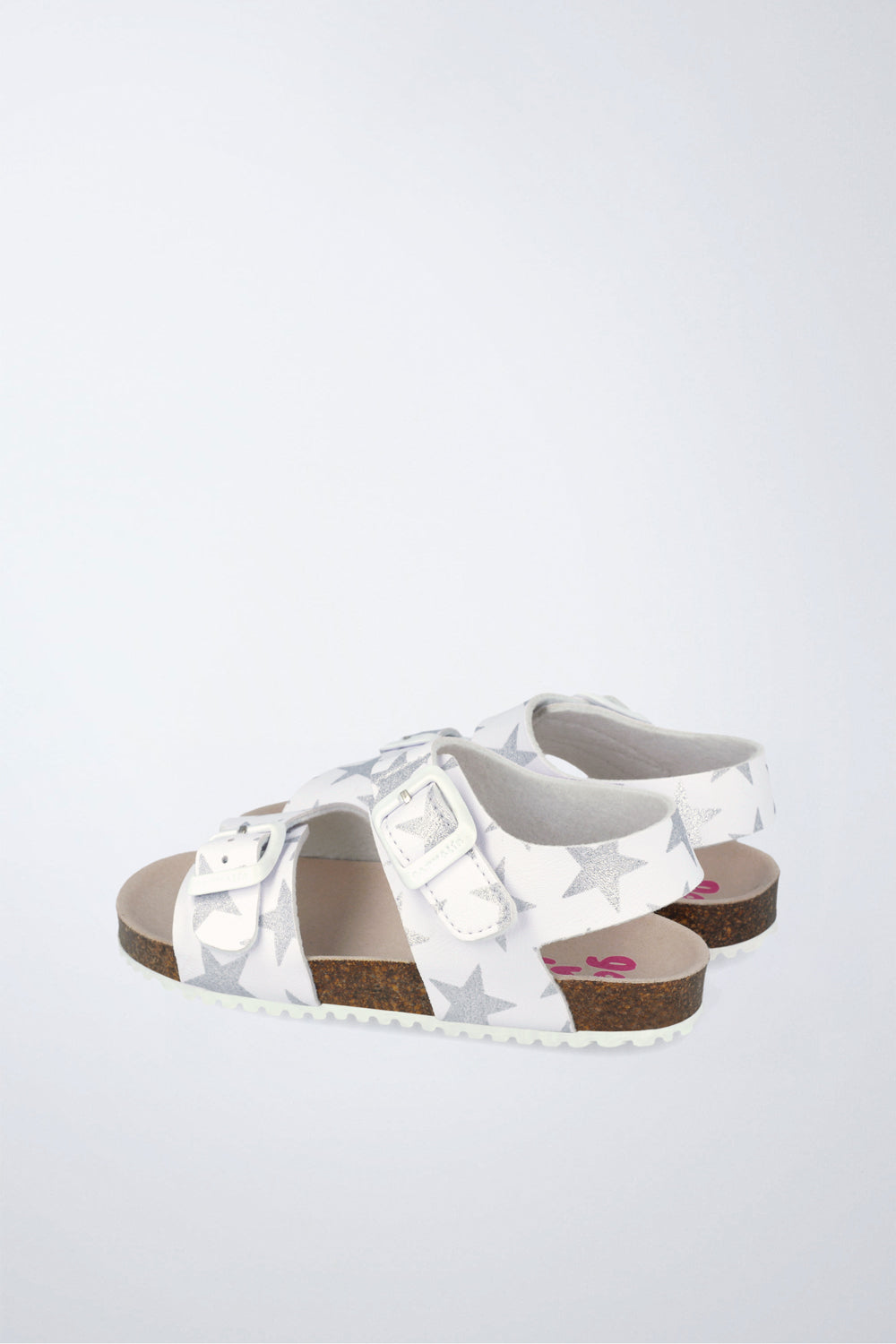 Zapato Garvalín respetuoso en blanco y gris con cierre de hebilla y suela flexible.