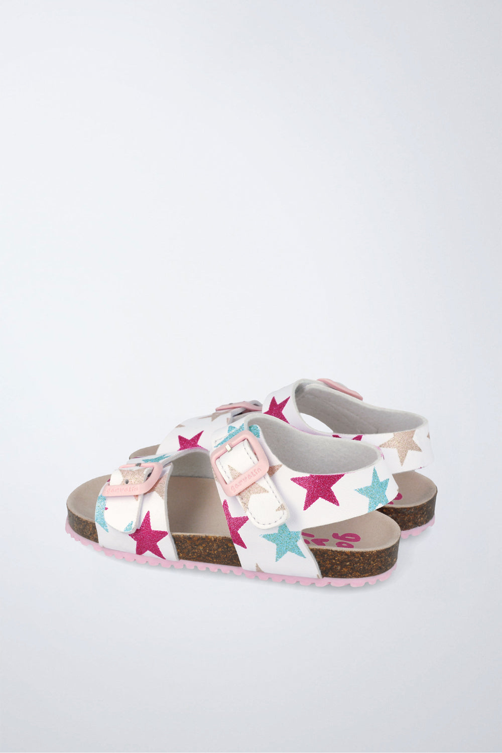 Zapatilla Garvalín respetuosa en blanco y rosa con cierre de hebilla y suela flexible.