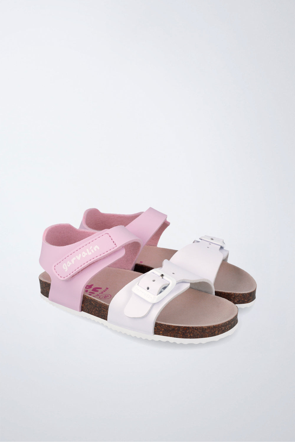 Zapato Garvalín respetuoso en rosa y blanco con cierre de hebilla y estabilidad y flexibilidad.