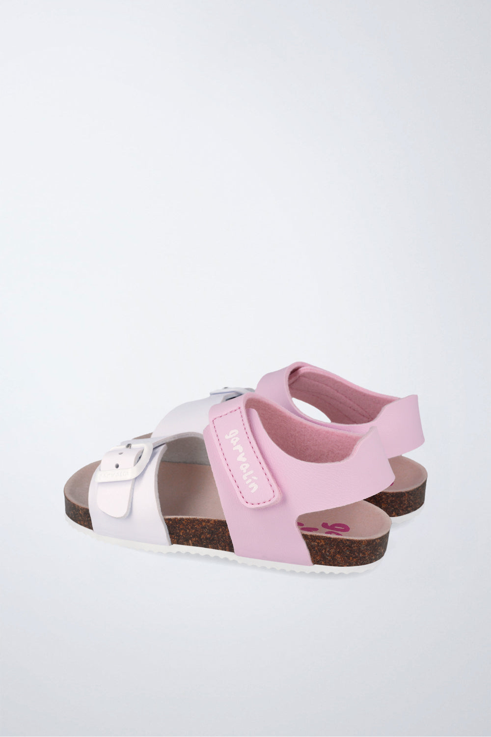 Zapato Garvalín respetuoso en rosa y blanco con cierre de hebilla y estabilidad y flexibilidad.