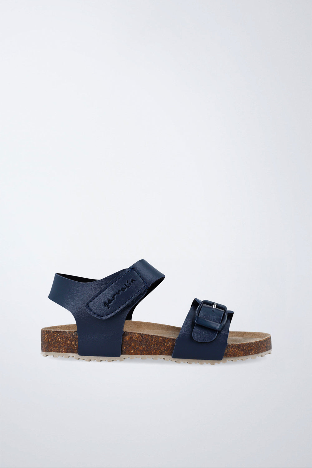Zapato Garvalín respetuoso en azul marino con cierre de hebilla y puntera reforzada.