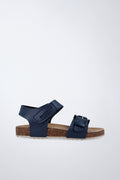 Zapato Garvalín respetuoso en azul marino con cierre de hebilla y puntera reforzada.