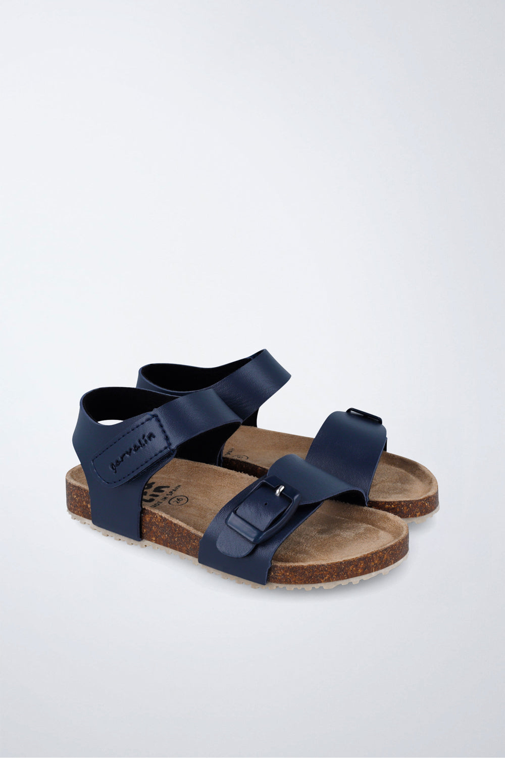 Zapato Garvalín respetuoso en azul marino con cierre de hebilla y puntera reforzada.