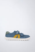 Zapato Garvalín barefoot en azul y amarillo con cierre de contacto y flexibilidad para el movimiento natural del pie.