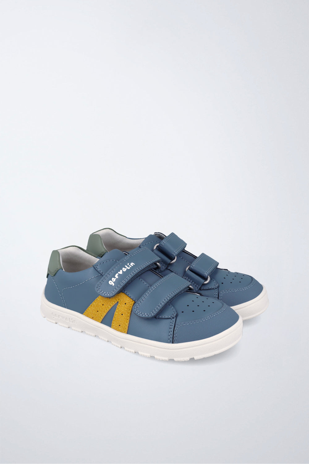 Zapato Garvalín barefoot en azul y amarillo con cierre de contacto y flexibilidad para el movimiento natural del pie.