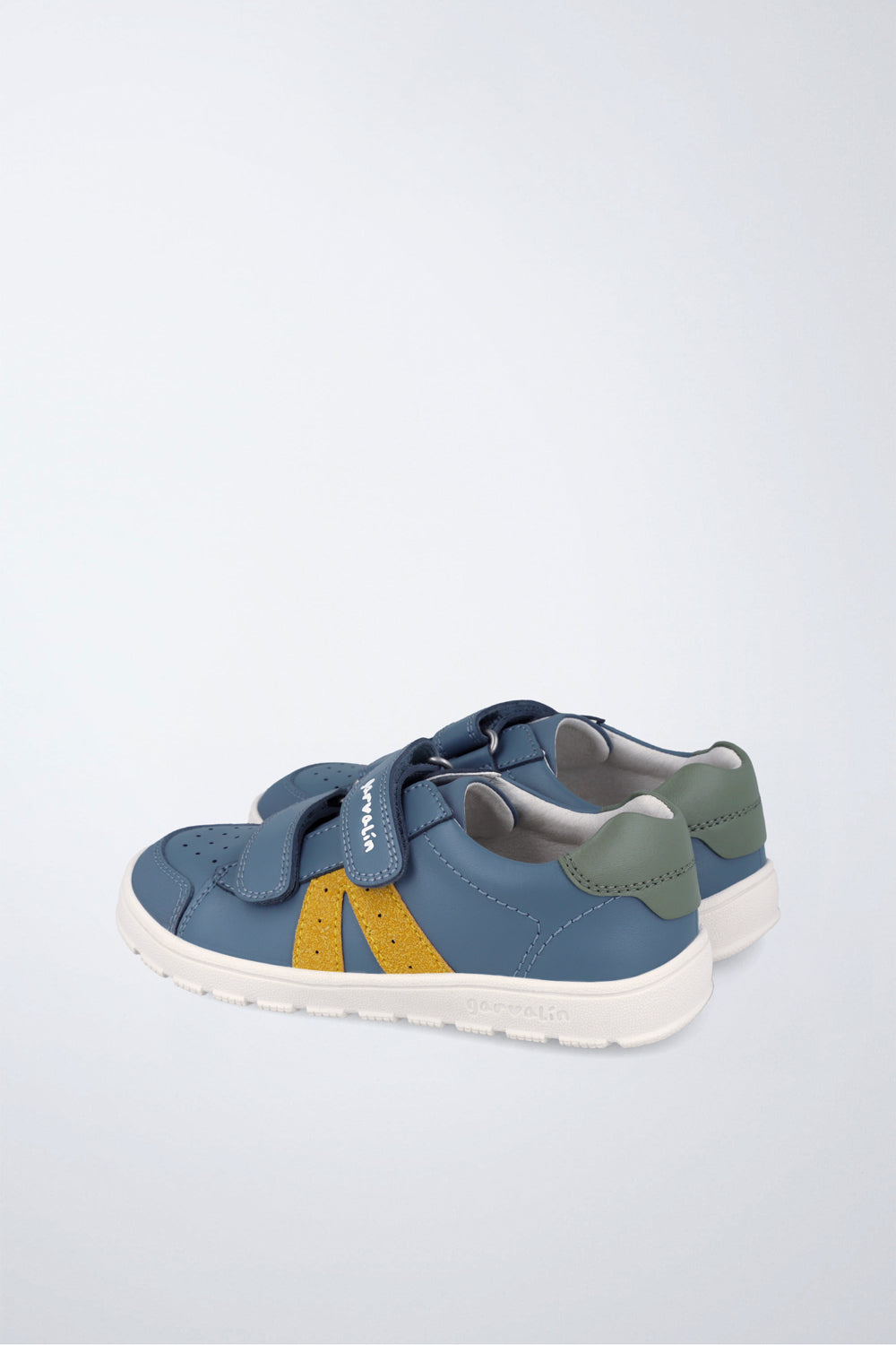 Zapato Garvalín barefoot en azul y amarillo con cierre de contacto y flexibilidad para el movimiento natural del pie.