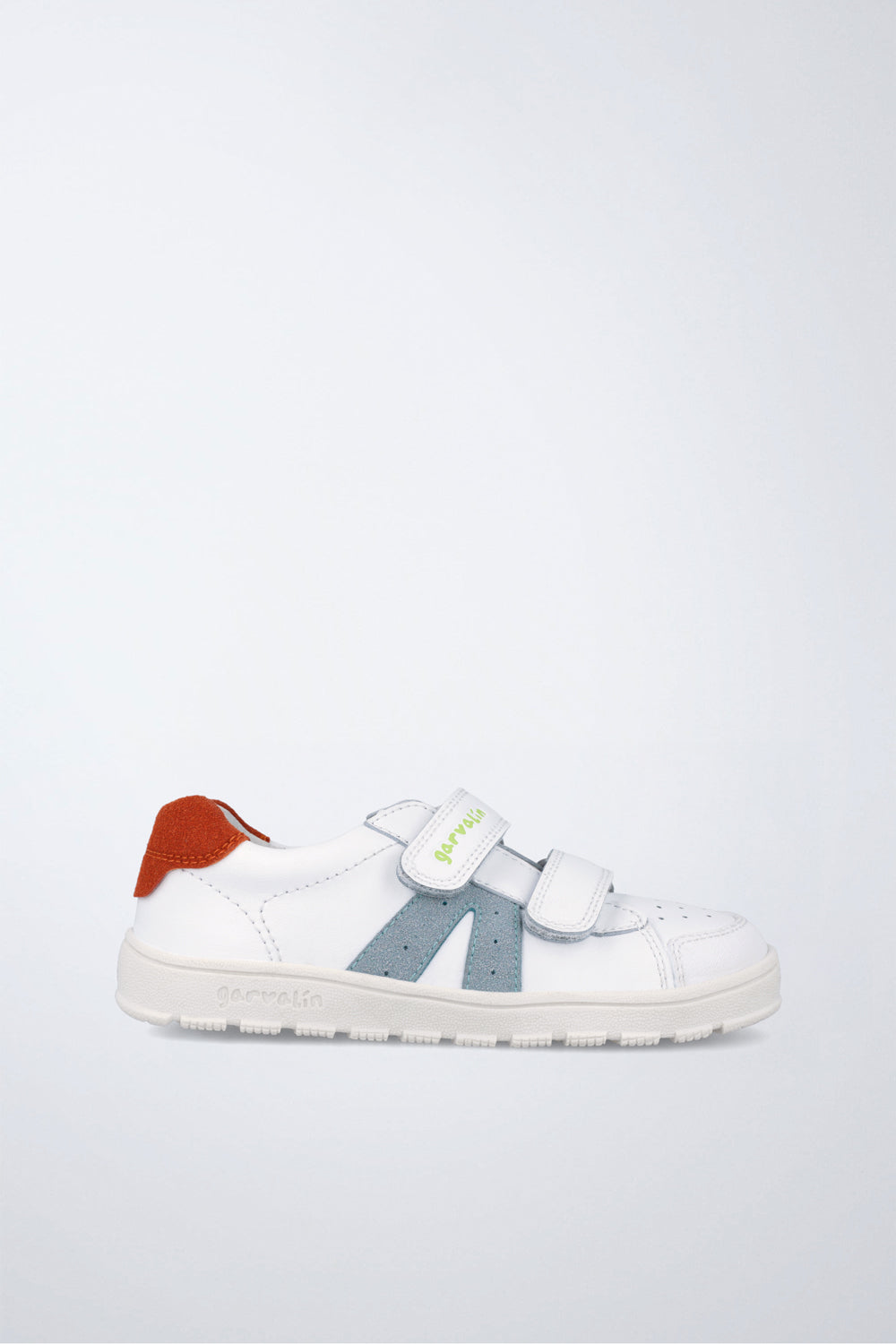 Zapato Garvalín barefoot en blanco y azul con cierre de contacto y flexibilidad para el movimiento natural del pie.