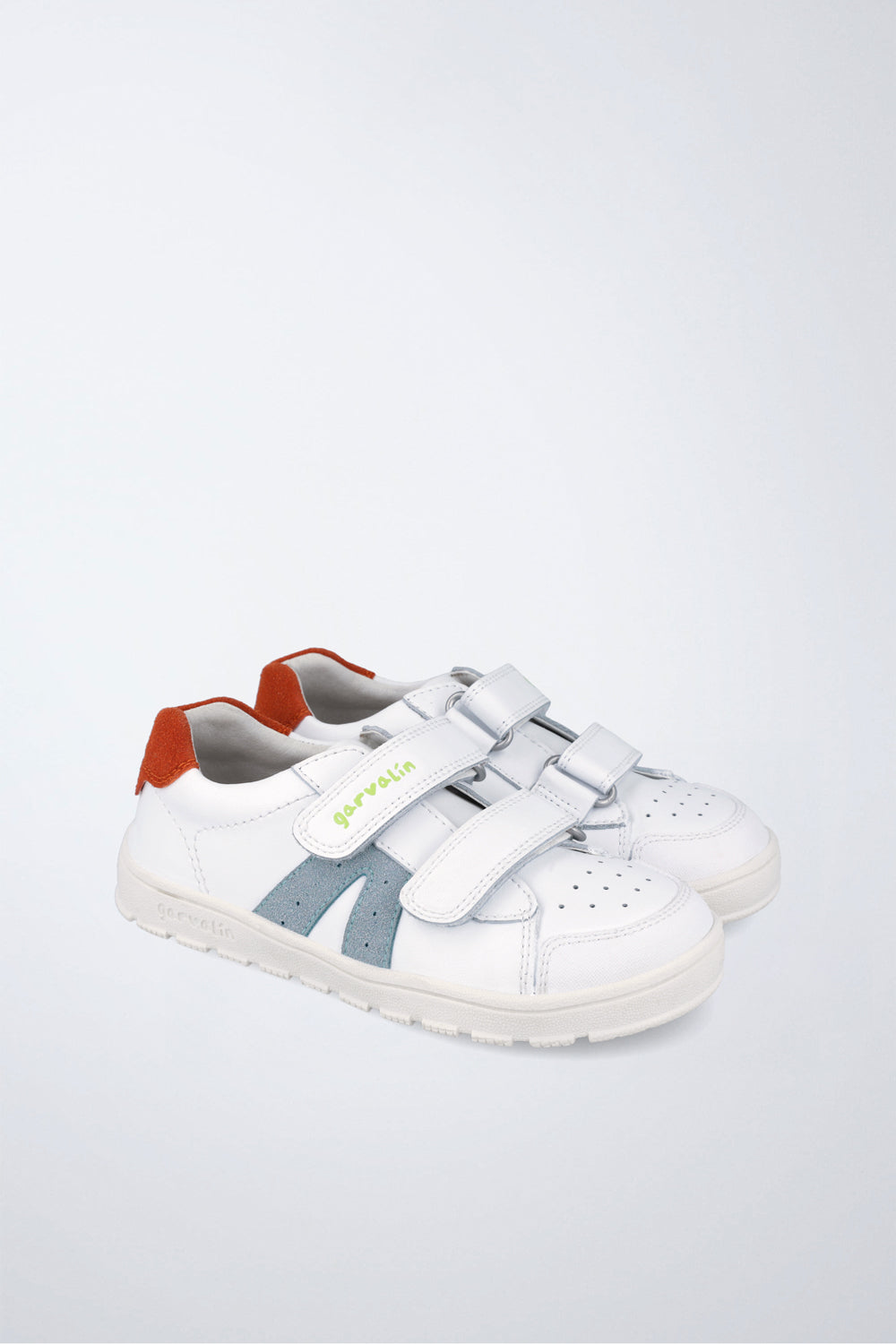 Zapato Garvalín barefoot en blanco y azul con cierre de contacto y flexibilidad para el movimiento natural del pie.