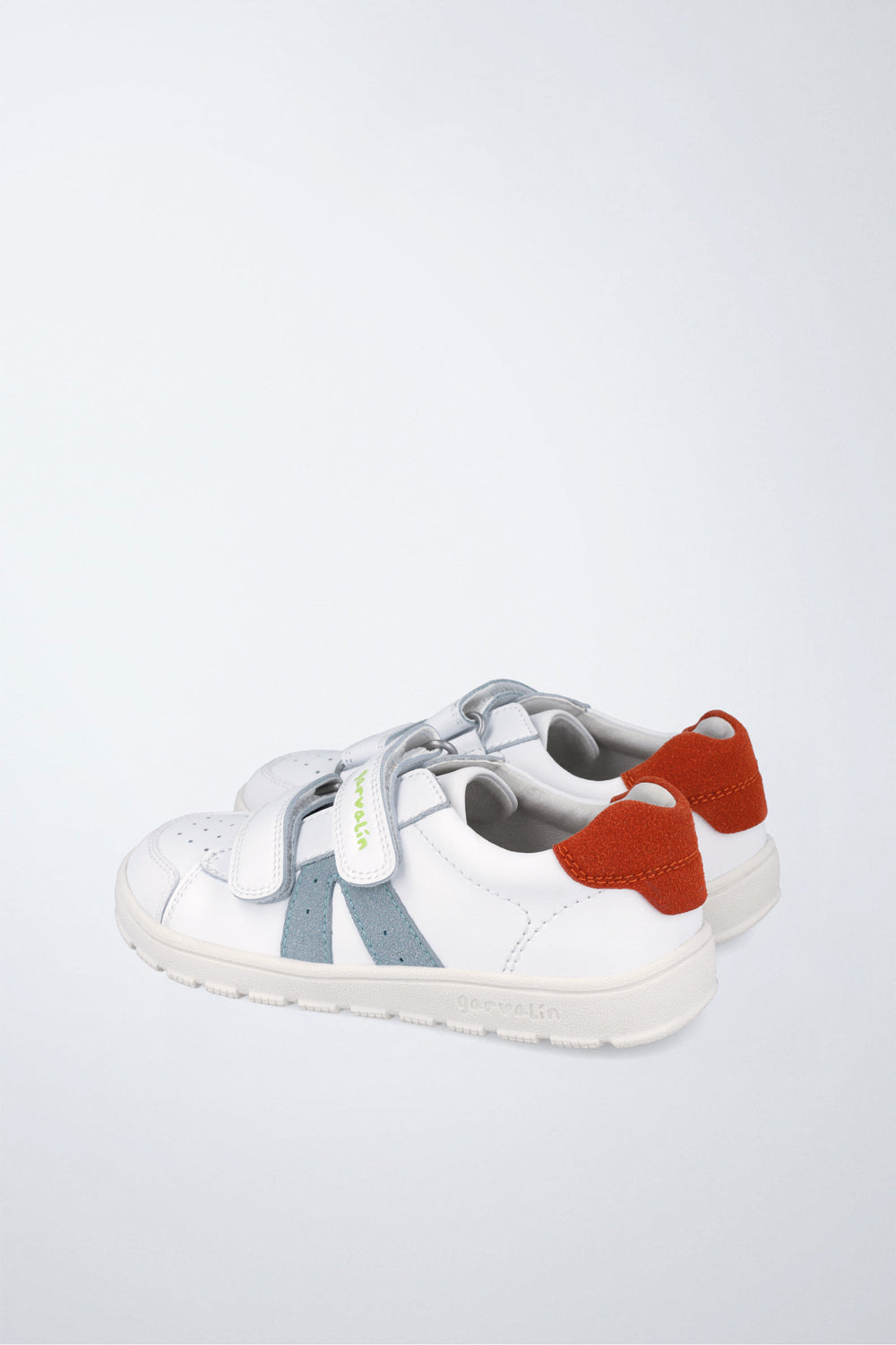 Zapato Garvalín barefoot en blanco y azul con cierre de contacto y flexibilidad para el movimiento natural del pie.