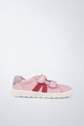 Zapatilla Garvalín barefoot en rosa y rojo con cierre de contacto y flexibilidad para el movimiento natural del pie.