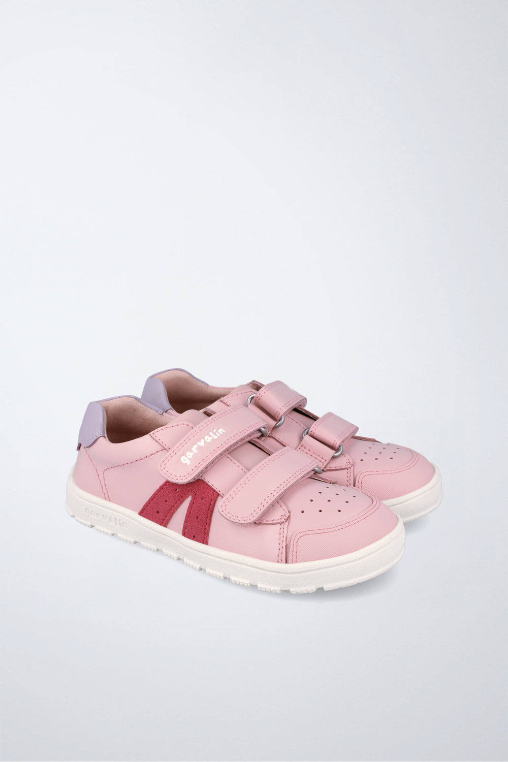 Zapatilla Garvalín barefoot en rosa y rojo con cierre de contacto y flexibilidad para el movimiento natural del pie.