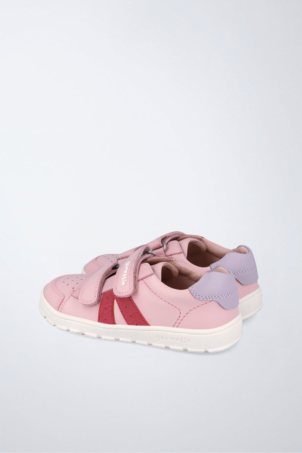 Zapatilla Garvalín barefoot en rosa y rojo con cierre de contacto y flexibilidad para el movimiento natural del pie.