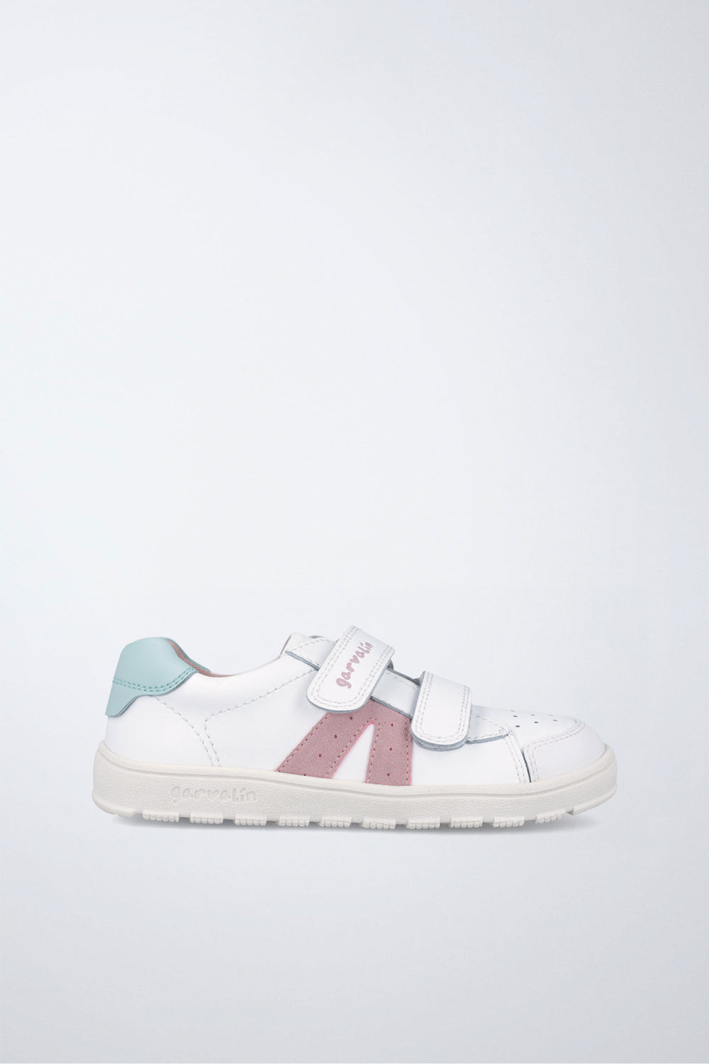 Zapatilla Garvalín barefoot en blanco y rosa con cierre de contacto y flexibilidad para el movimiento natural del pie.