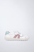 Zapatilla Garvalín barefoot en blanco y rosa con cierre de contacto y flexibilidad para el movimiento natural del pie.